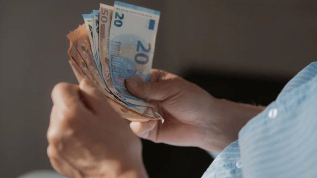 HMRC £300 pension deduction